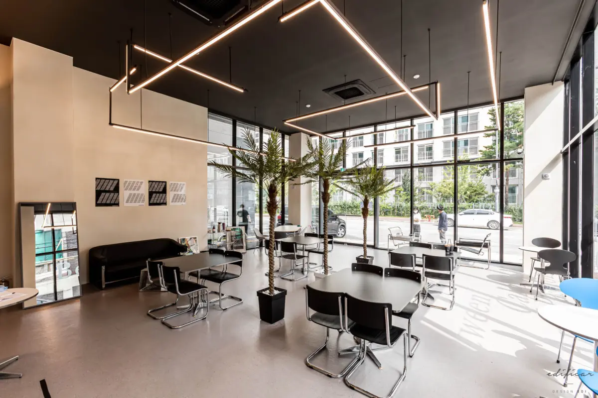 기하학 라인조명이 돋보이는 모던 카페 인테리어